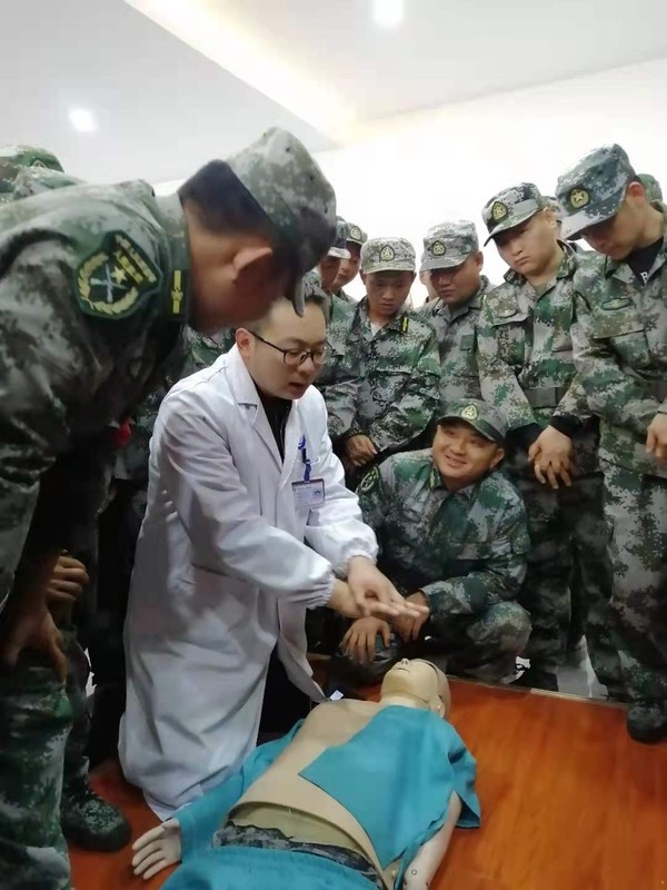 急诊科为民兵急救培训.jpg